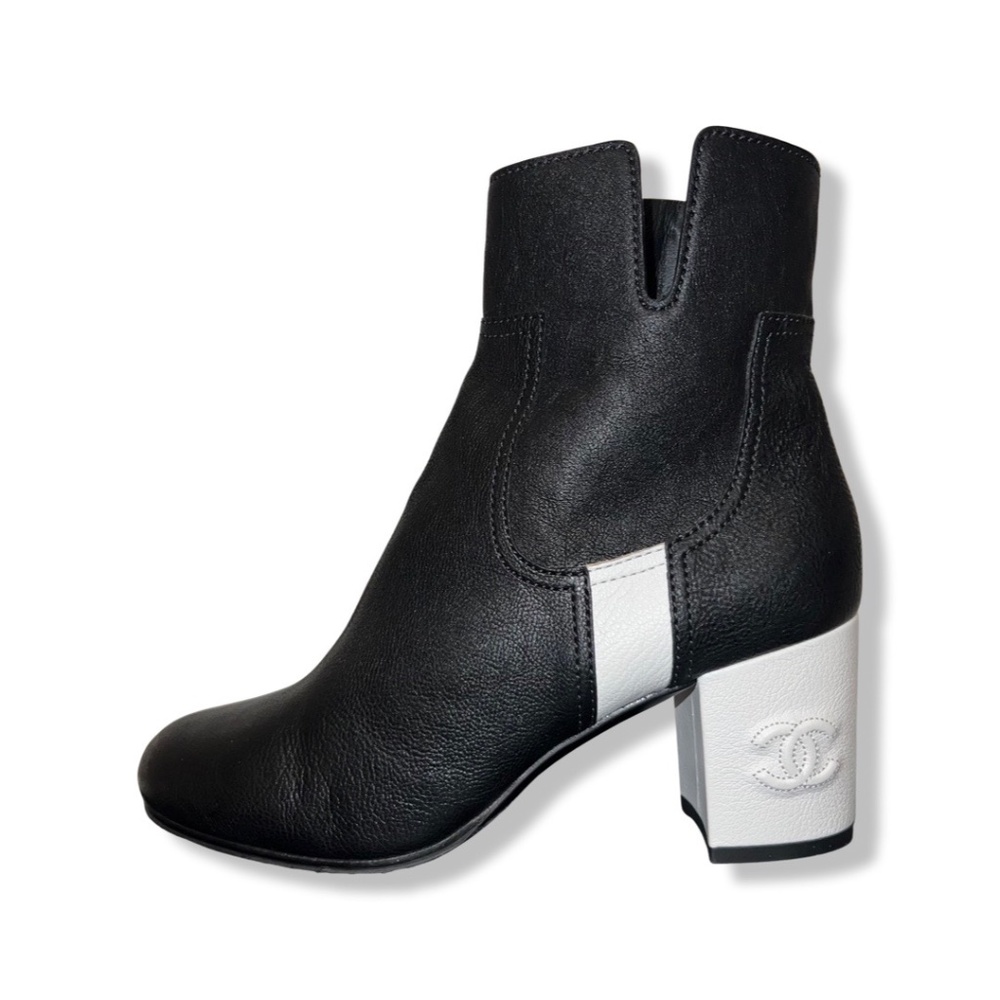 Chanel 2018 Interlocking CC Logo Chelsea Boots